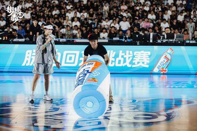 喜欢现场观赛，感受球场氛围的狂热球迷