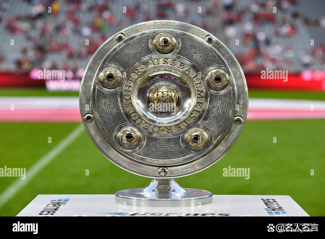 豪门球队比拼足球盛事冠军奖杯的简单介绍