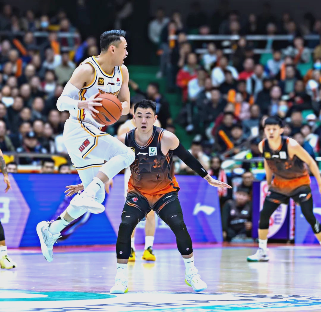 篮球运动员上演惊艳表演,引发观众喝彩 篮球运动员上演惊艳表演,引发观众喝彩