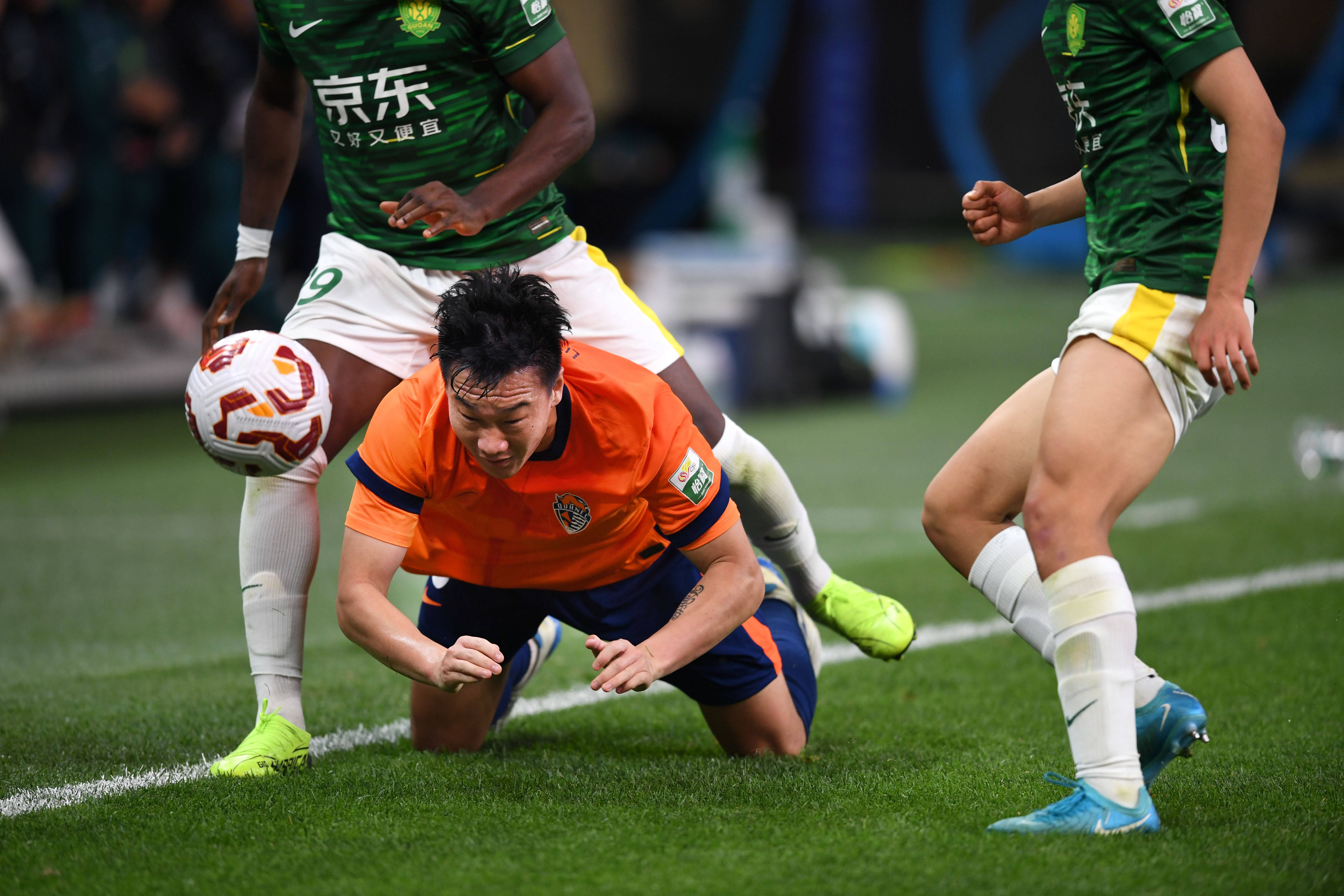 竞争激烈!国内足球联赛再掀战火,球员全力以赴的简单介绍 竞争激烈!国内足球联赛再掀战火,球员全力以赴的简单介绍