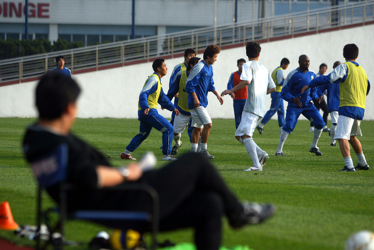 竞争激烈!国内足球联赛再掀战火,球员全力以赴的简单介绍 竞争激烈!国内足球联赛再掀战火,球员全力以赴的简单介绍