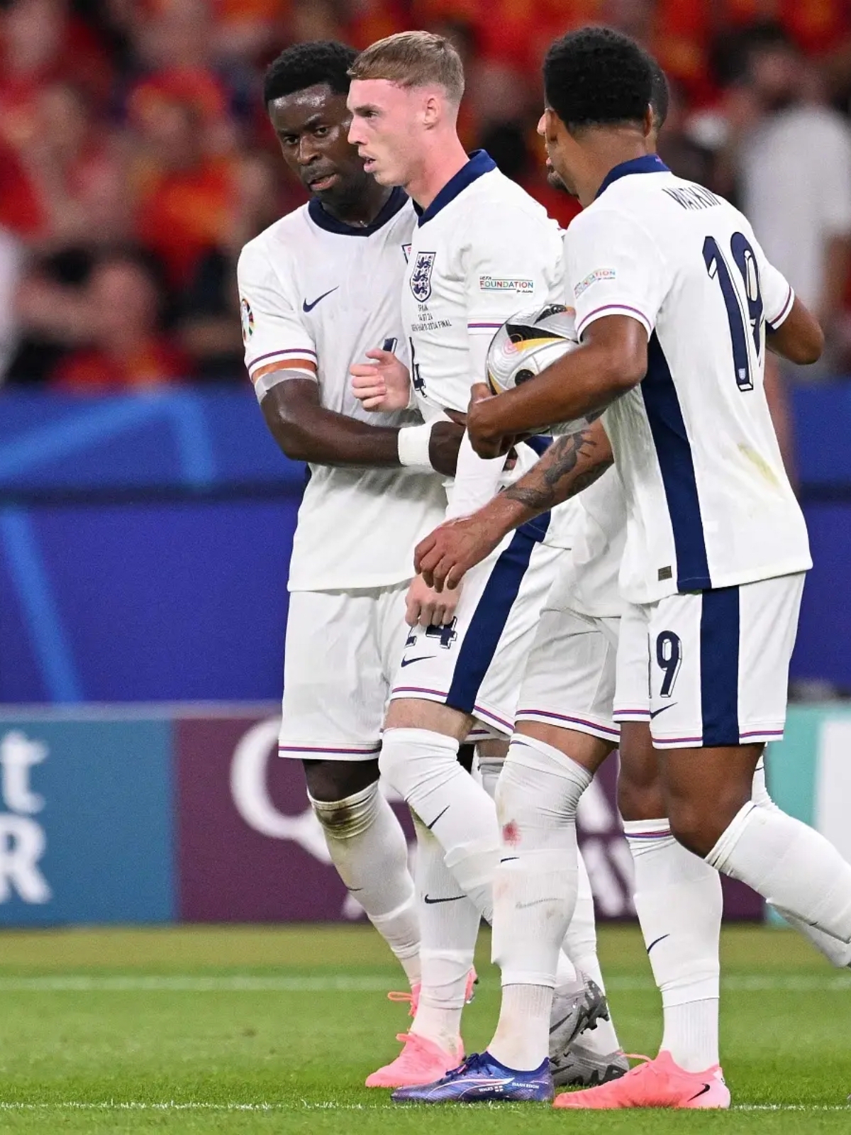 包含西班牙队击败瑞士，晋级欧洲杯，引发球迷热议的词条