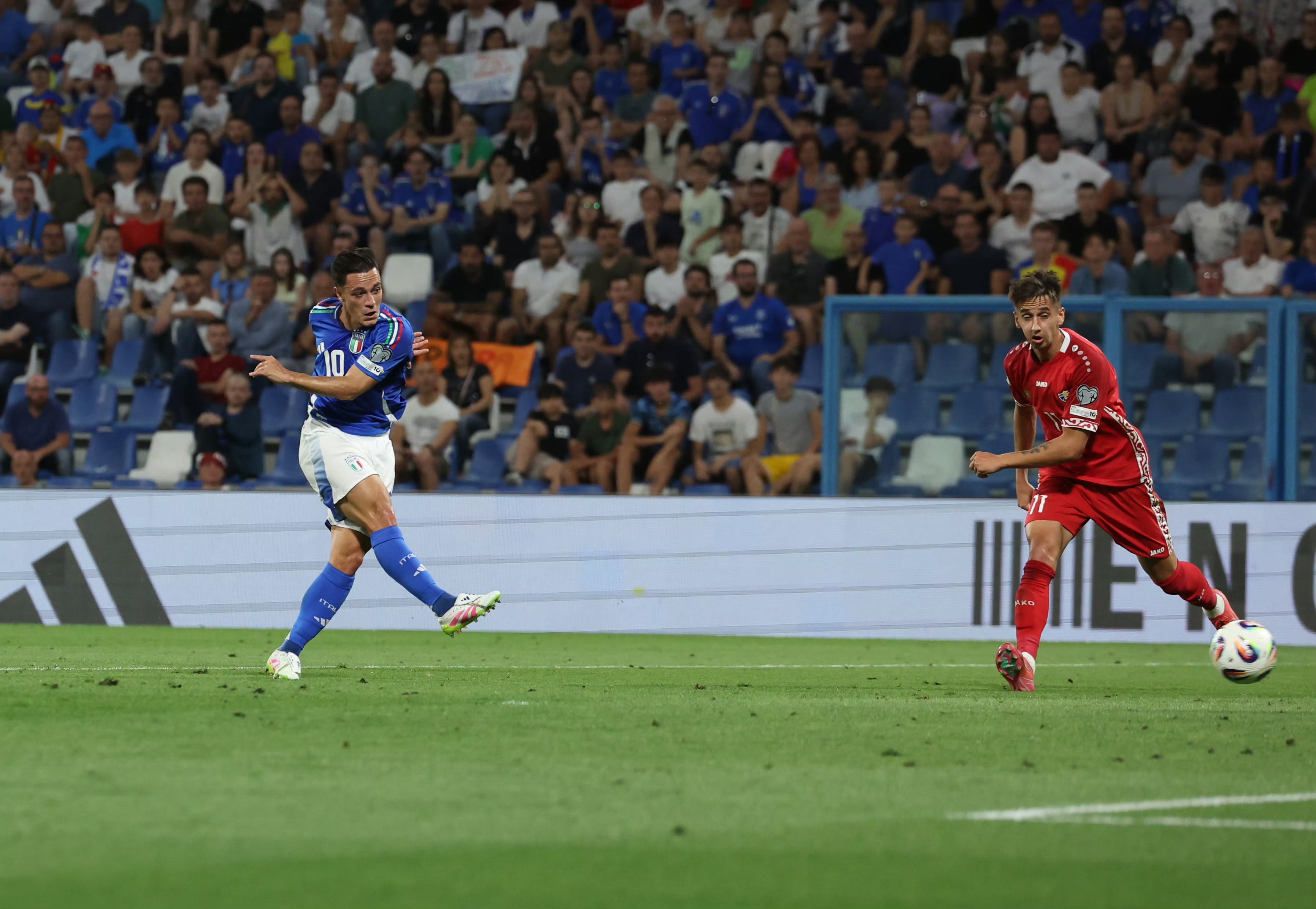 意甲赛场上发生绝杀,球迷欢呼雀跃 意甲赛场上发生绝杀,球迷欢呼雀跃