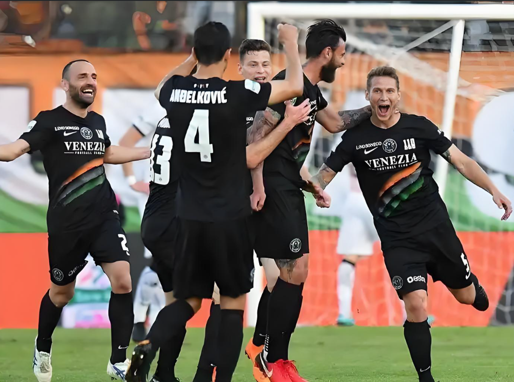 意甲赛场上发生绝杀,球迷欢呼雀跃 意甲赛场上发生绝杀,球迷欢呼雀跃