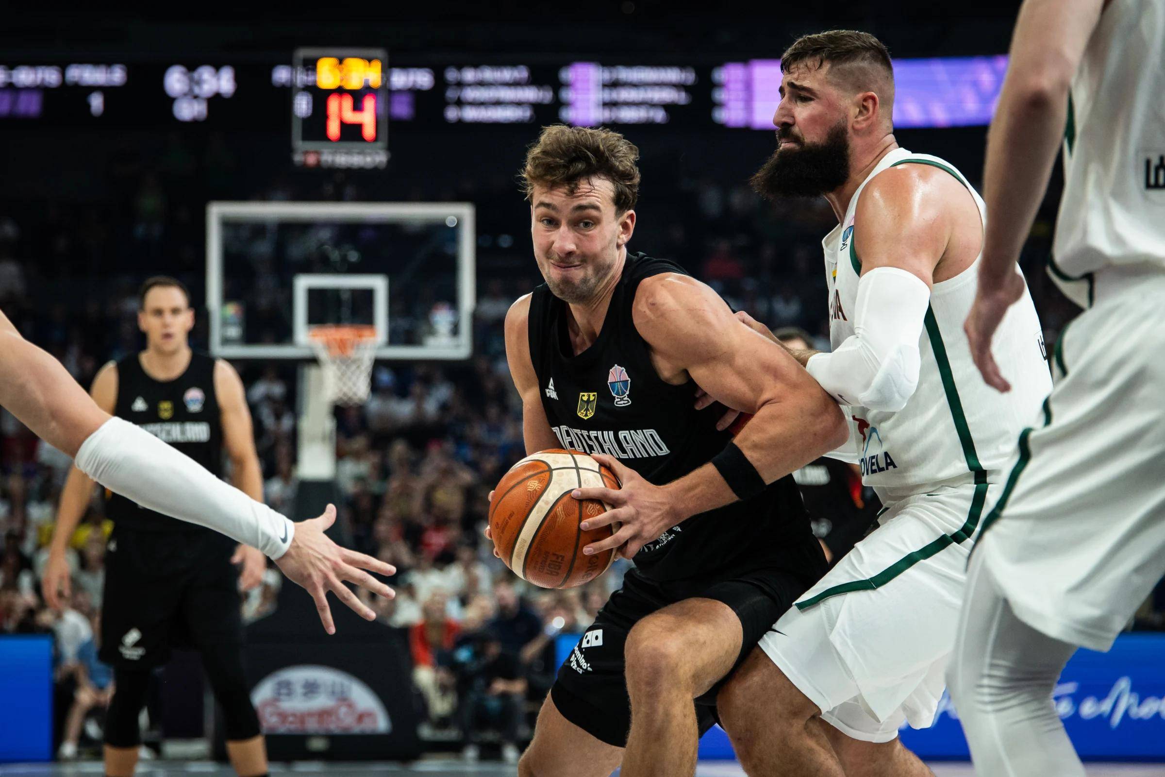 欧预赛：立陶宛-惨败乌克兰球队遭罚十人却无力还手的简单介绍