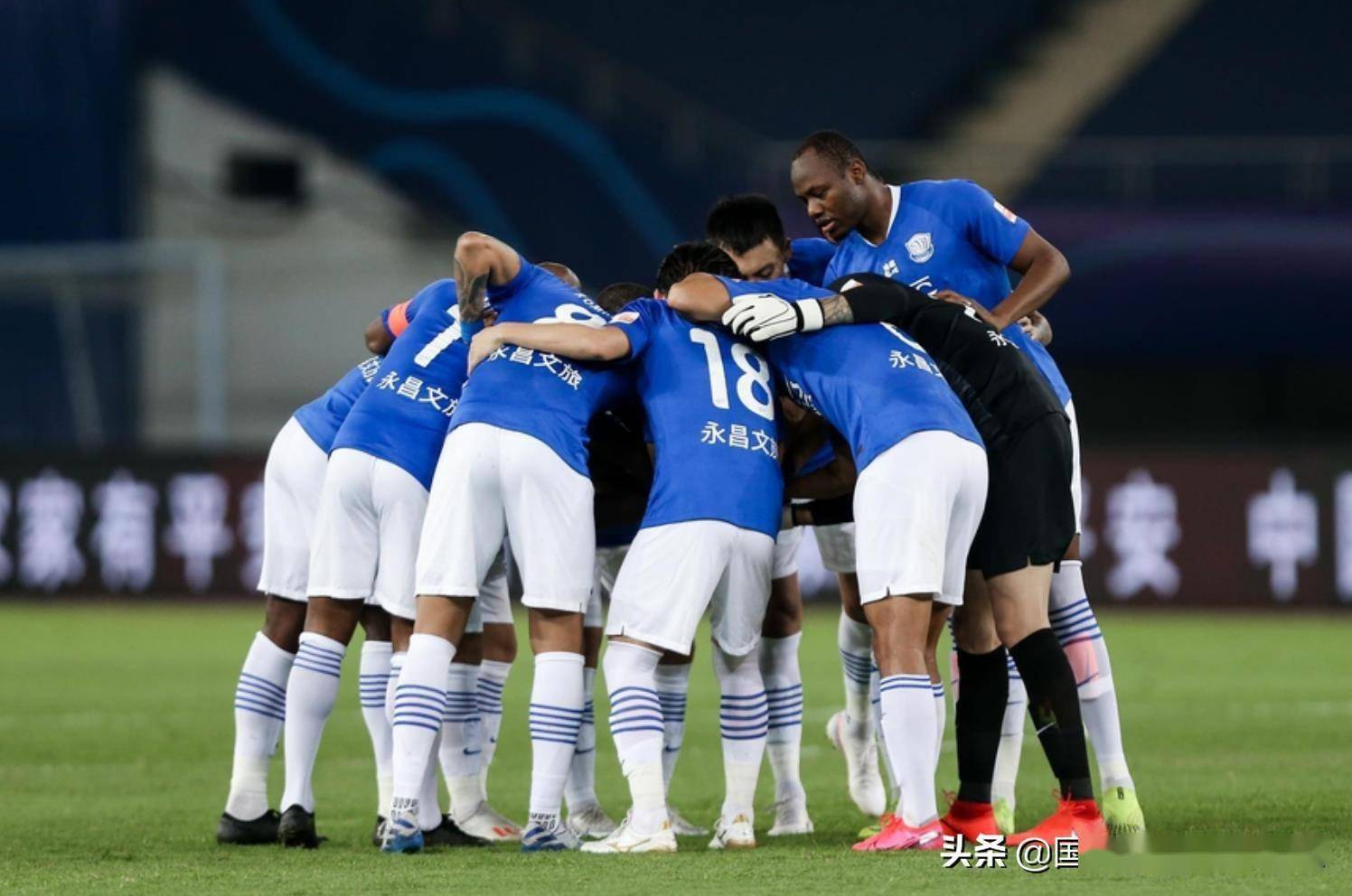 重庆球员展现出色技艺击败对手